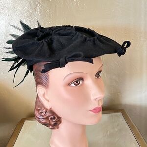INVENTIVE 1940'S BLACK FEKLT "BERET" STYLE HAT WITH RUCHING & FEATHERS
